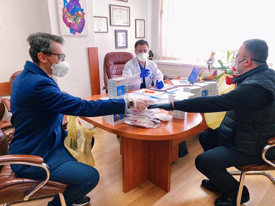 Киевские предприниматели передали средства защиты от коронавируса в институт им. Амосова