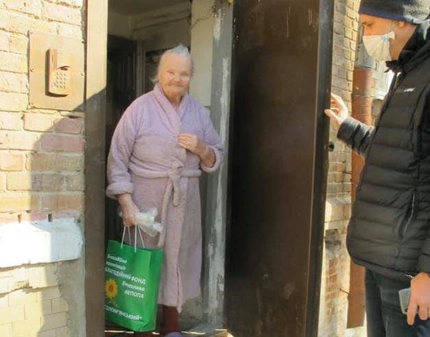 БФ “Соломенский” доставляет одиноким пожилым людям продукты, предметы первой необходимости и маски (фото)