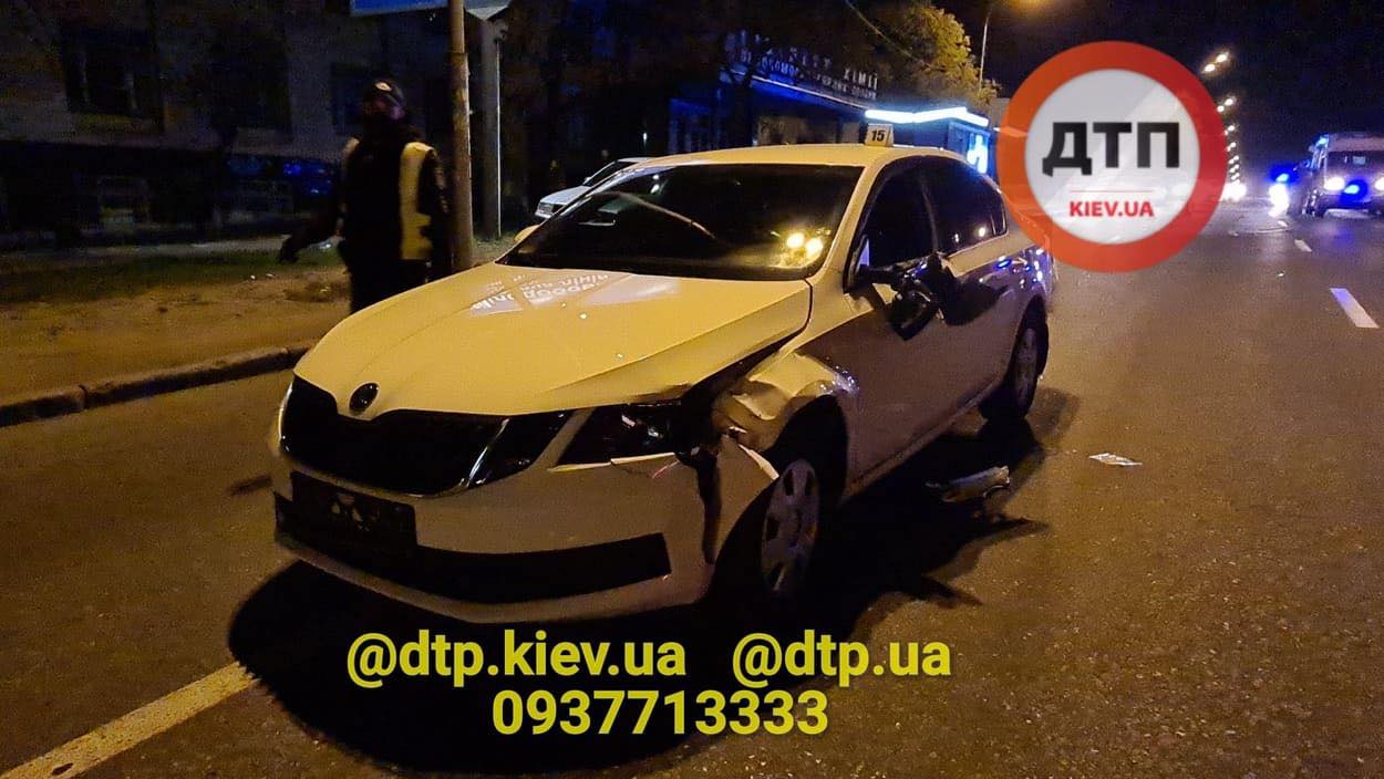 На Харьковском шоссе в Киеве автомобиль МВД насмерть сбил перебегавшего дорогу пешехода (фото, видео)