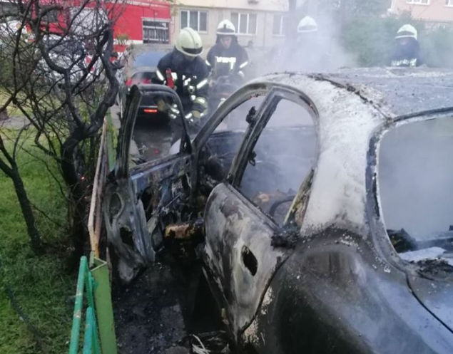 На столичной Оболони спасатели обнаружили труп в сгоревшем автомобиле