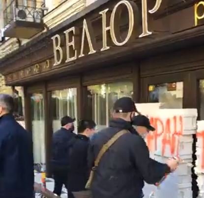 В полиции начали уголовное производство после блокирования Олегом Ляшко входа в ресторан “Велюр” в Киеве (видео)
