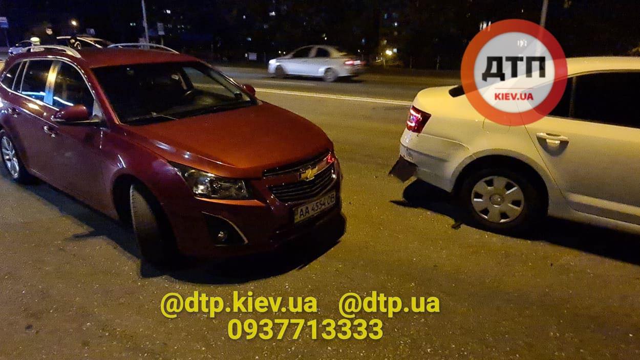 На Харьковском шоссе в Киеве автомобиль МВД насмерть сбил перебегавшего дорогу пешехода (фото, видео)