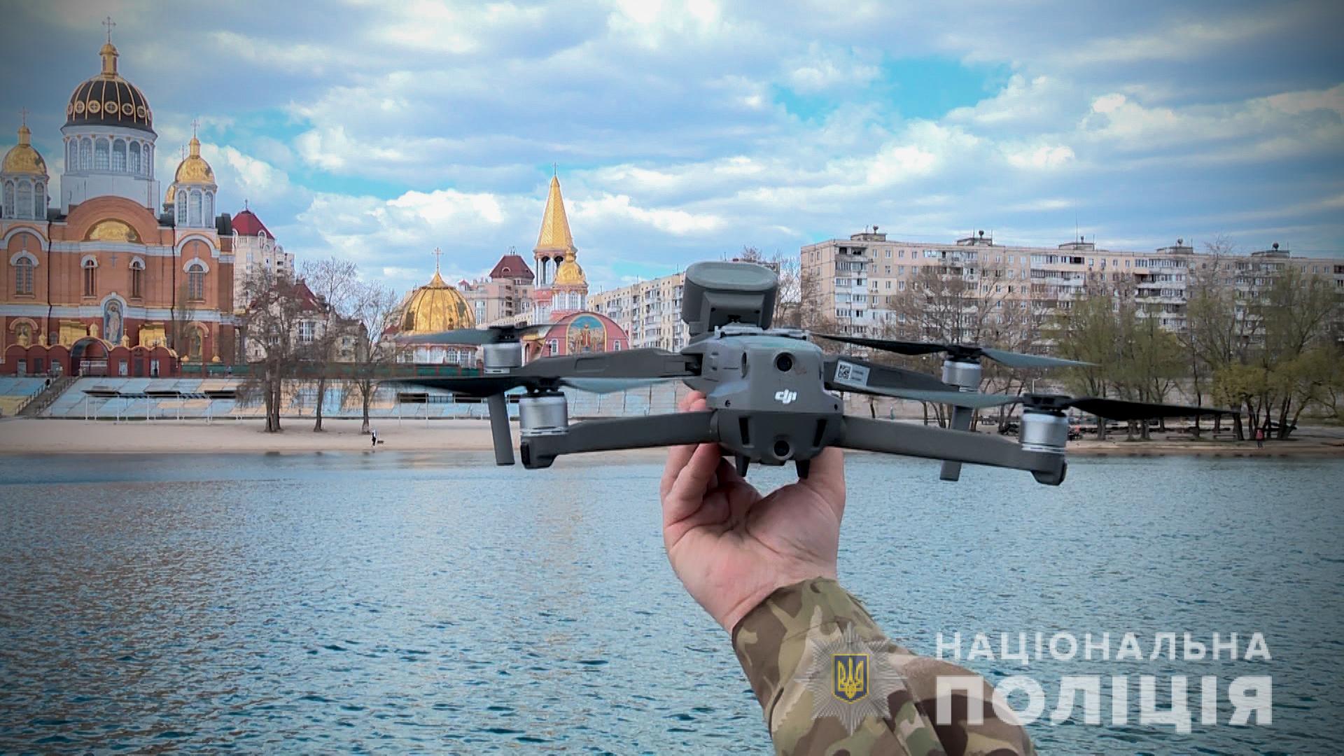 В Киеве водная полиция дронами патрулировала Гидропарк, Оболонскую набережную и Русановский пролив (фото, видео)