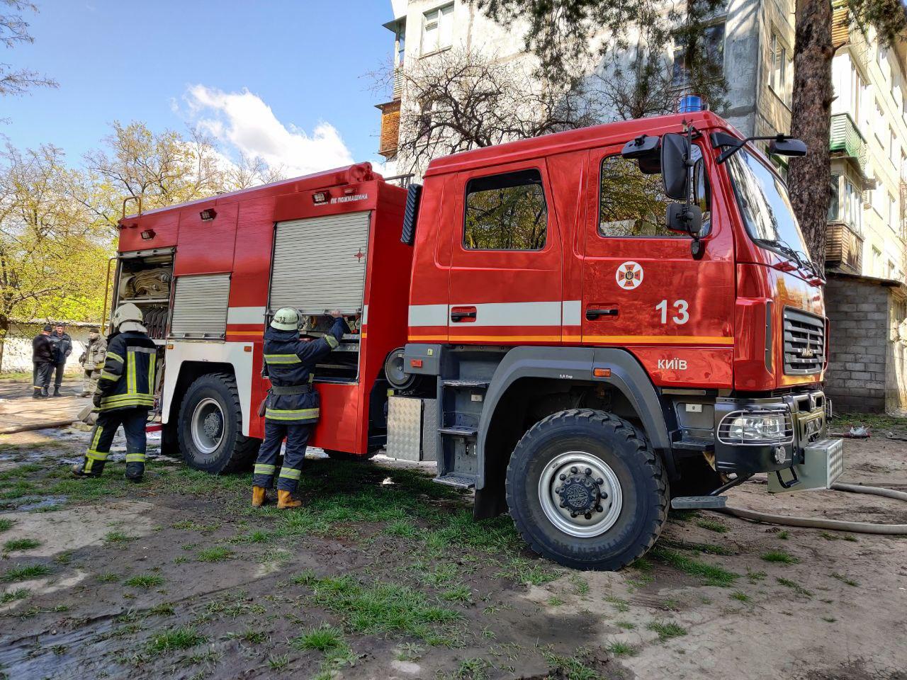 В Днепровском районе Киева при ликвидации пожара спасли человека и двух котов