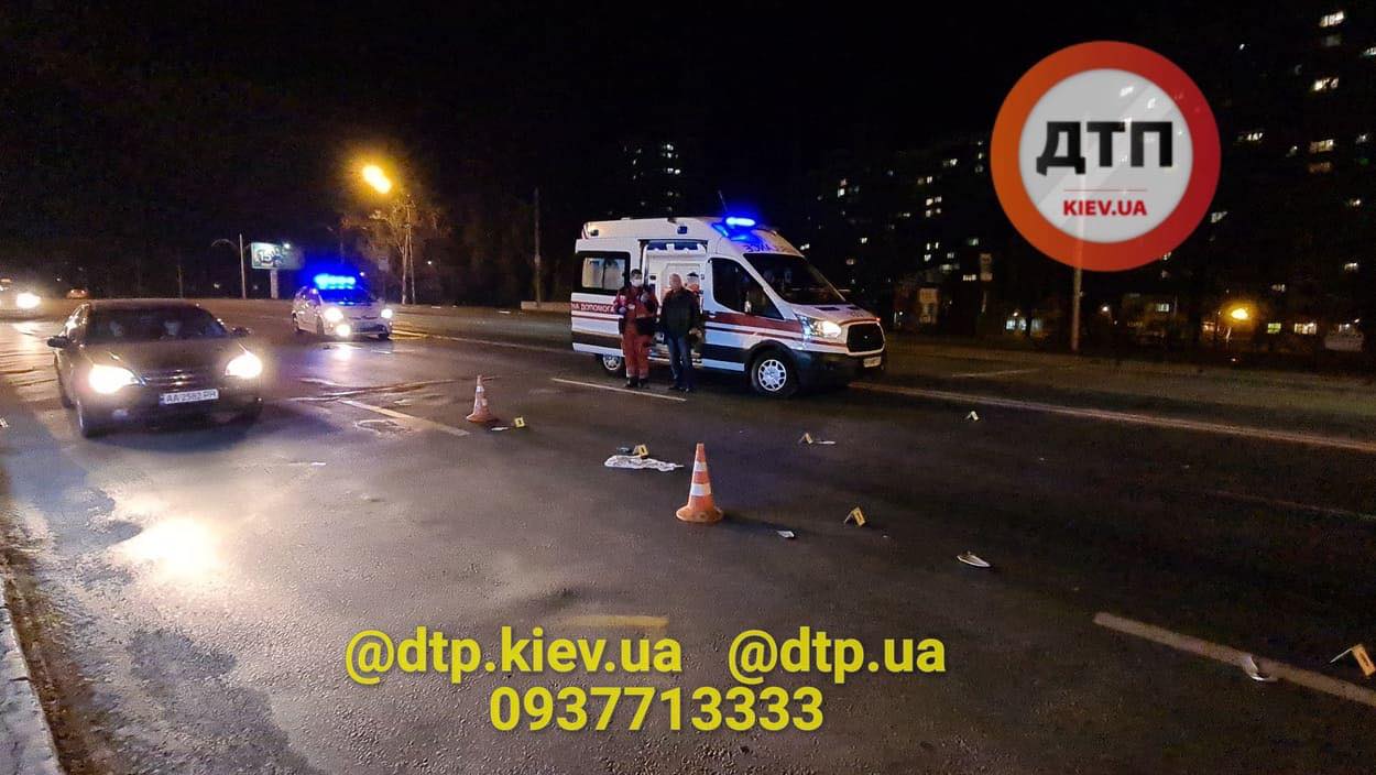 На Харьковском шоссе в Киеве автомобиль МВД насмерть сбил перебегавшего дорогу пешехода (фото, видео)