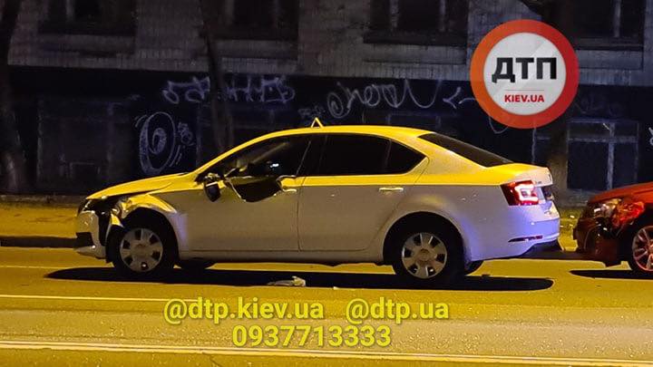 На Харьковском шоссе в Киеве автомобиль МВД насмерть сбил перебегавшего дорогу пешехода (фото, видео)
