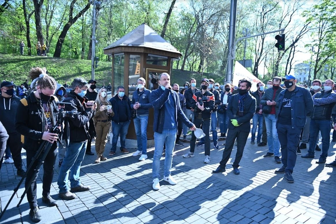 Предприниматели под Кабмином собрались на акцию за ослабление карантина (фото, видео)