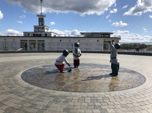 Скульптуры малышей-основателей Киева на Почтовой площади нарядили в вышиванки и медицинские маски (фото)