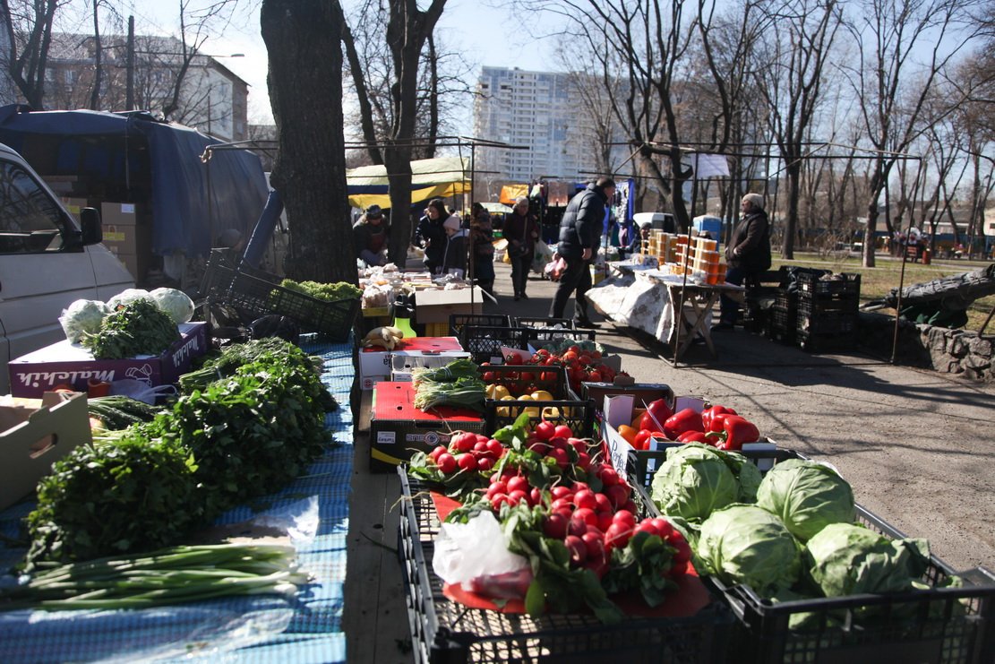 В Киеве разрешили работу ряда магазинов и сельскохозяйственных ярмарок (видео)