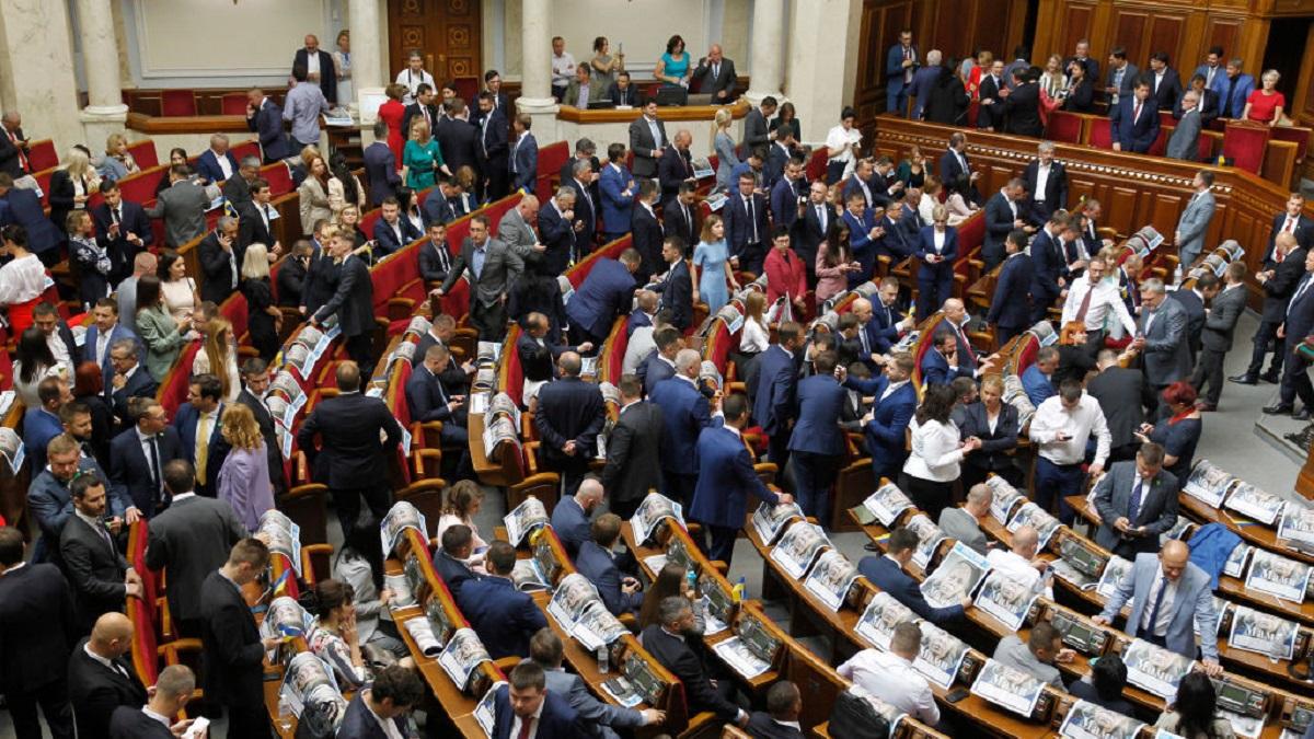 Парламент дал добро на привлечение интернов и волонтеров к участию в борьбе с коронавирусной болезнью “COVID-19”