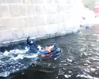 В Киеве водолазы спасли мужчину из воды возле Дарницкого моста (видео)