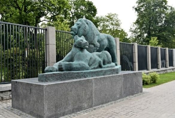 У центрального входа в Киевский зоопарк установили бронзовую скульптуру львов (фото)