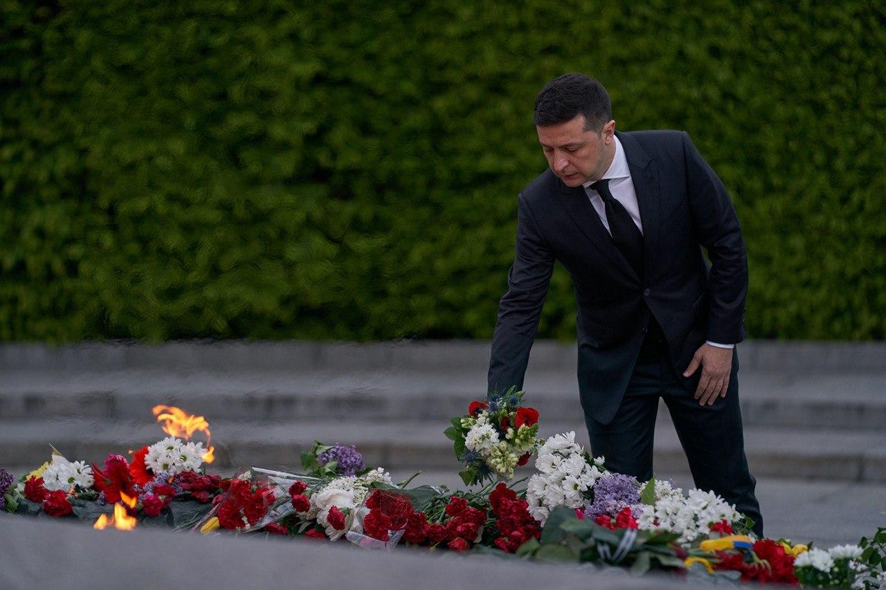 Президент Зеленский возложил цветы к Вечному огню в Киеве и поздравил украинцев с Днем победы над нацизмом (видео)
