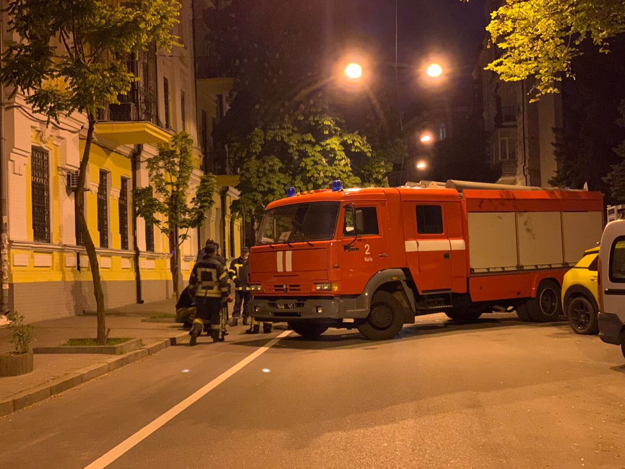 В Киеве во время тушения пожара в подвале жилого дома на Рейтарской спасли мужчину (фото)