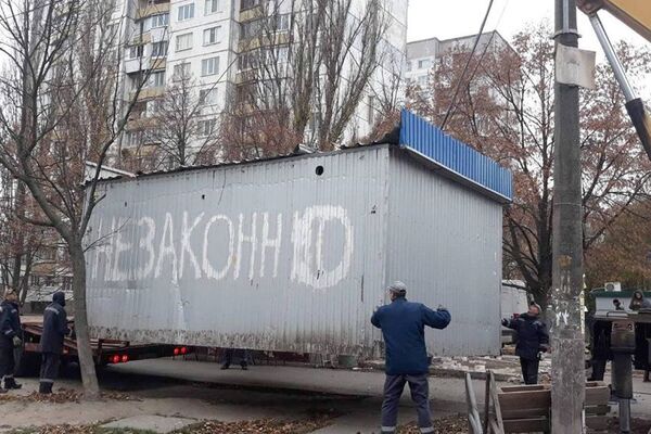 Депутат Киевсовета попросил Кличко демонтировать два МАФа в зеленой зоне на Виноградаре
