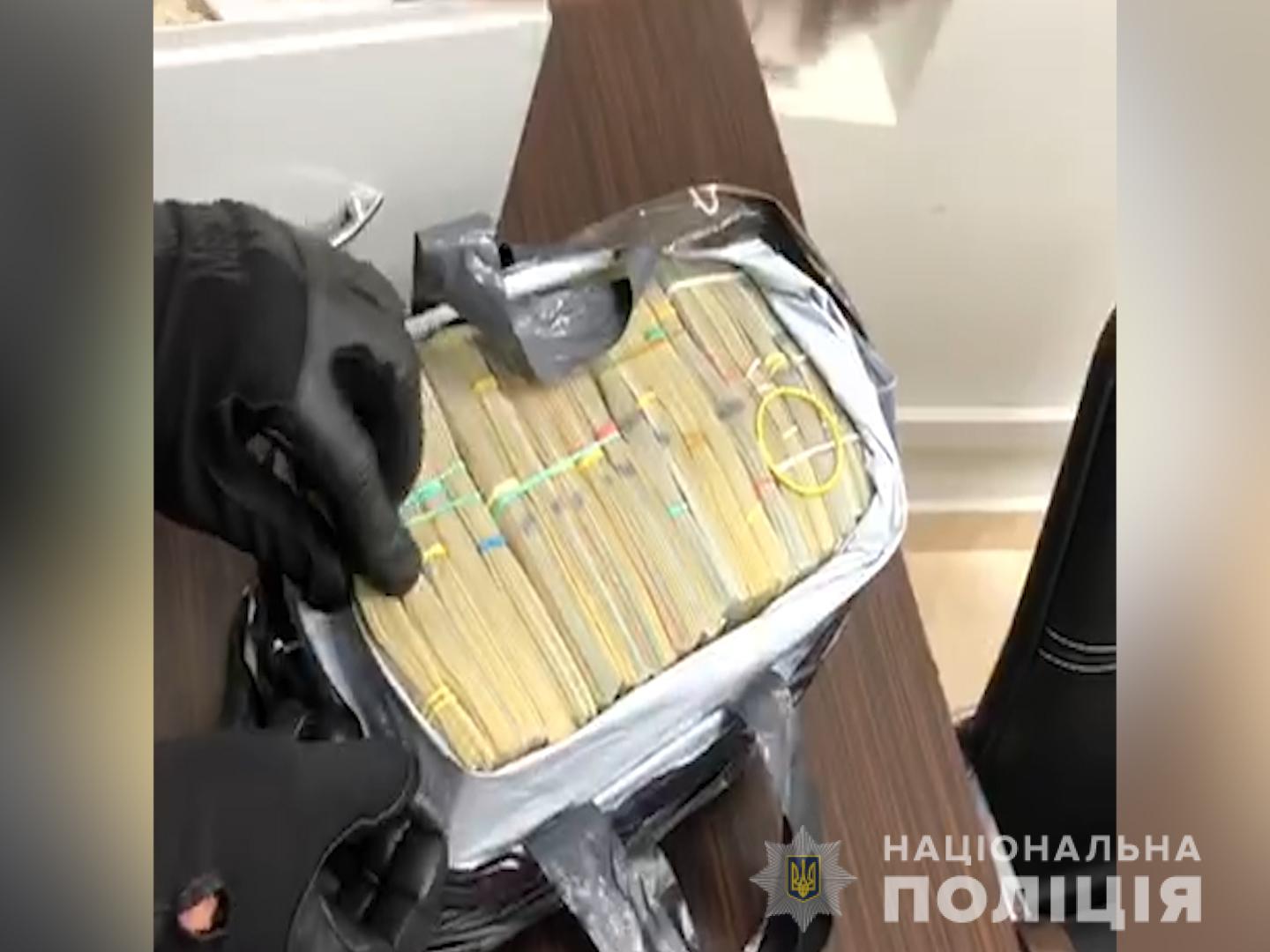 Сотрудники Нацполиции изъяли в Киеве 400 тысяч долларов “воровского общака” (фото, видео)