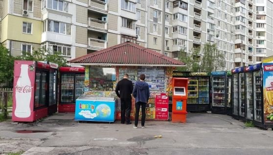 Кабмин попросили позволить Киевсовету ввести запрет на холодильники с напитками и продуктами на тротуарах