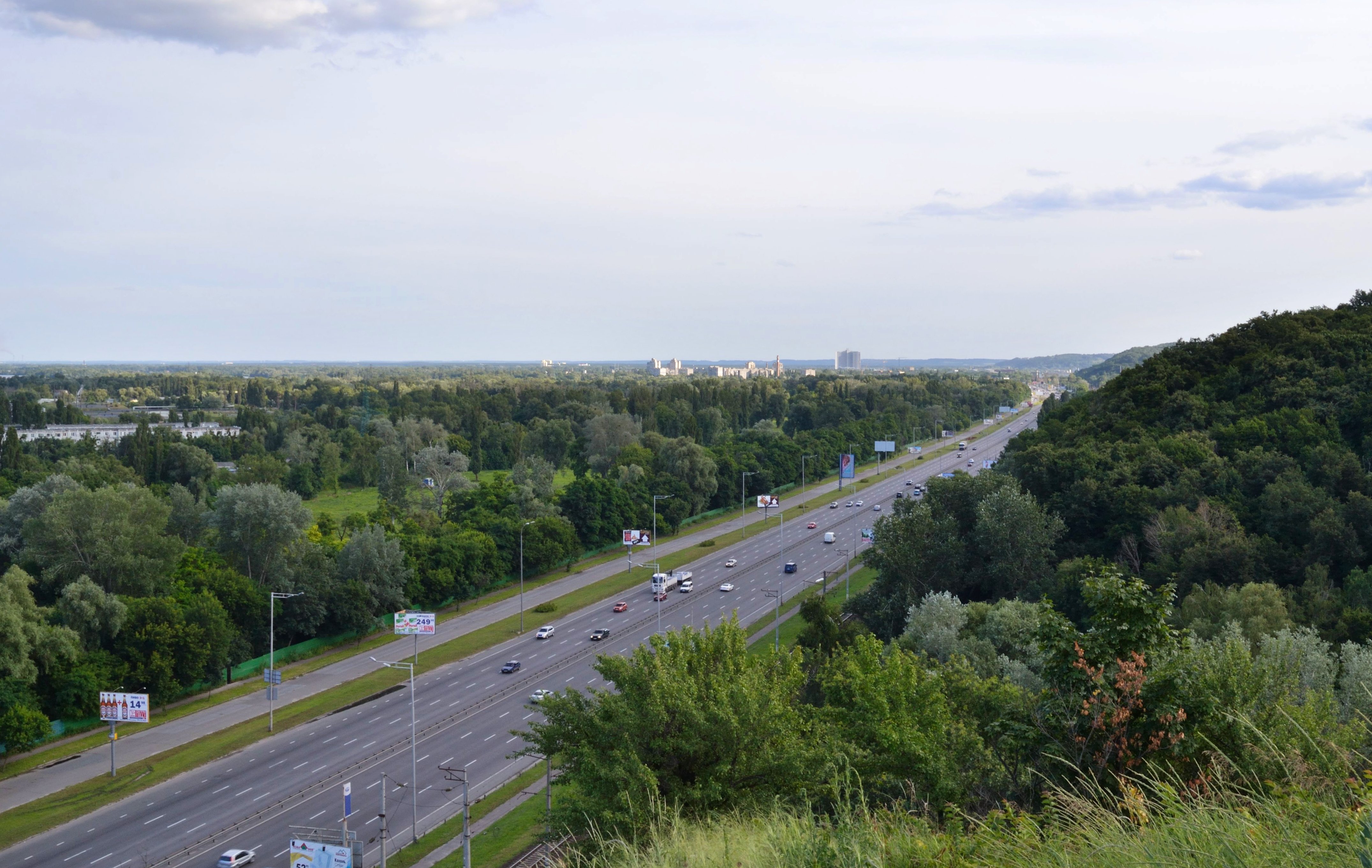 КГГА разрешила “ДТЭК Киевские электросети” временно снять тротуар на Столичном шоссе