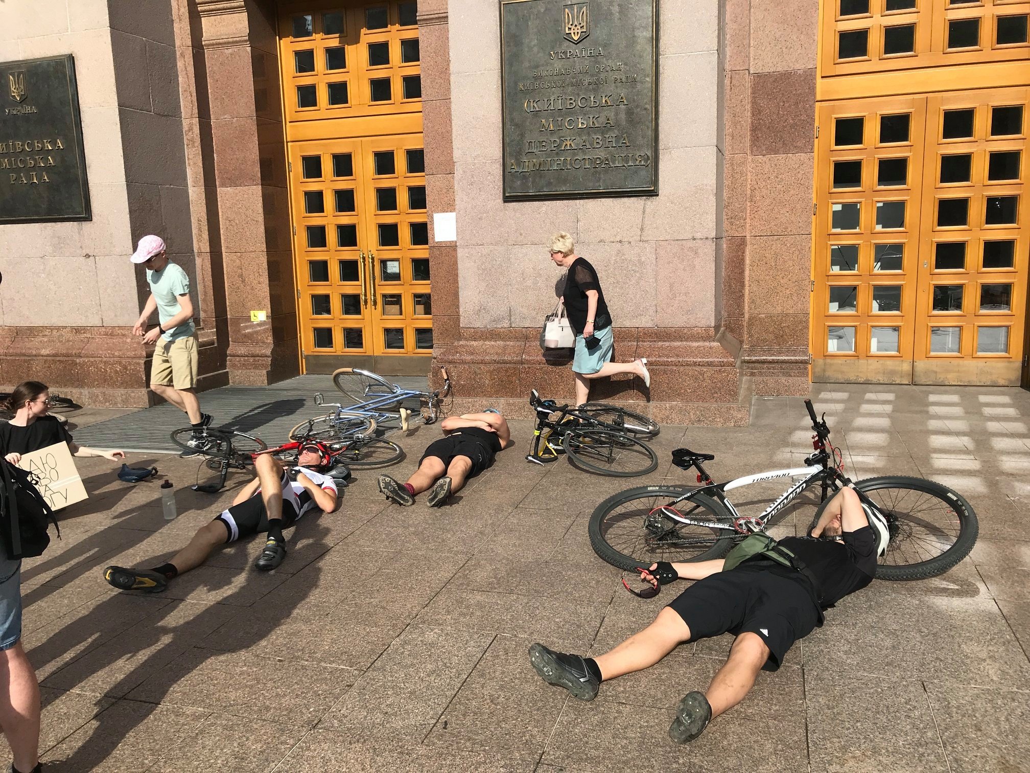 Под стенами КГГА велосипедисты проводят лежачий митинг за безопасность на дорогах (фото)