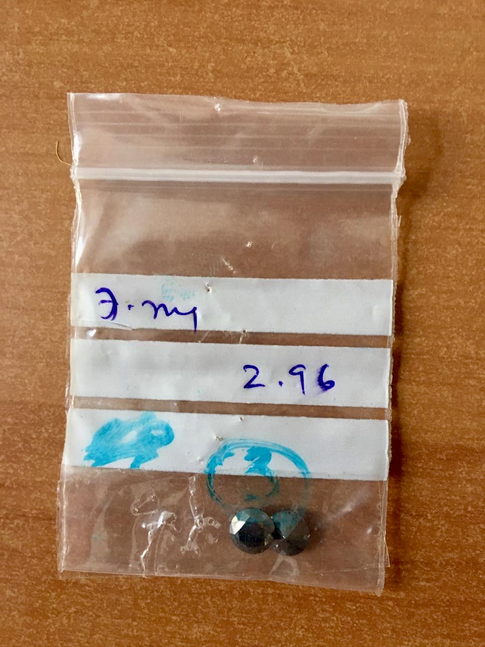 В посылке из Индии киевские таможенники обнаружили черные бриллианты общим весом 90 карат (фото)