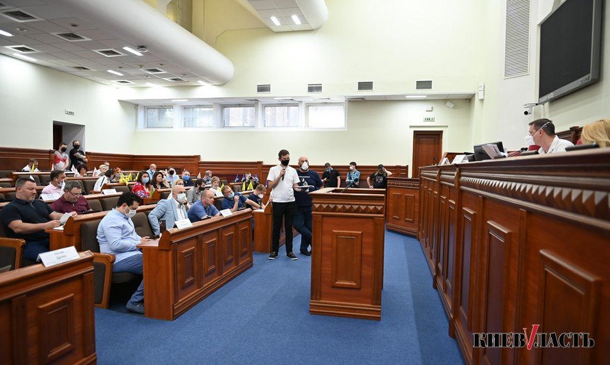 В Киевсовете создали “инвестиционную няню” для остановочных киосков