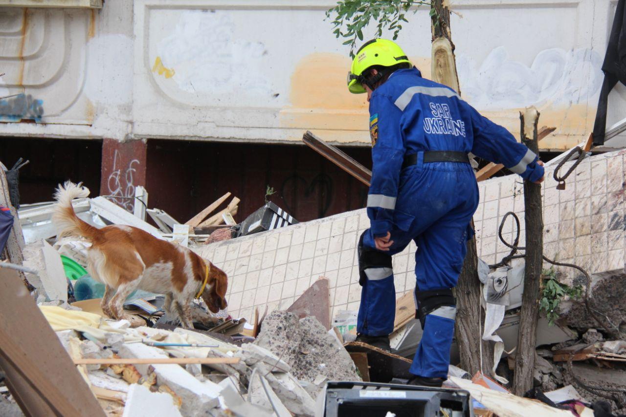 Премьер-министр Денис Шмыгаль взял под личный контроль расследование взрыва в жилом доме в Киеве