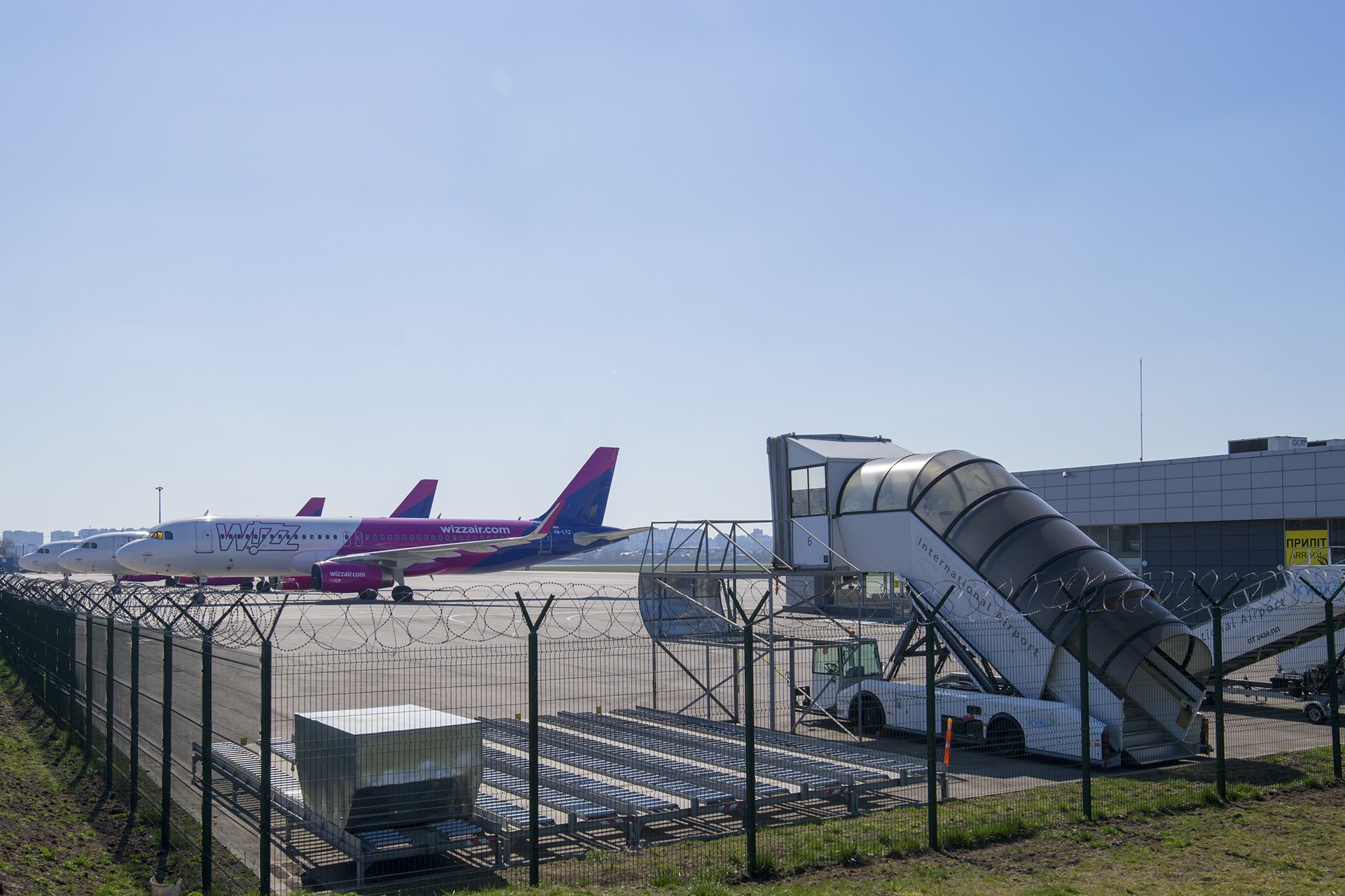 Аэропорт “Киев” планирует возобновить международные рейсы через две недели