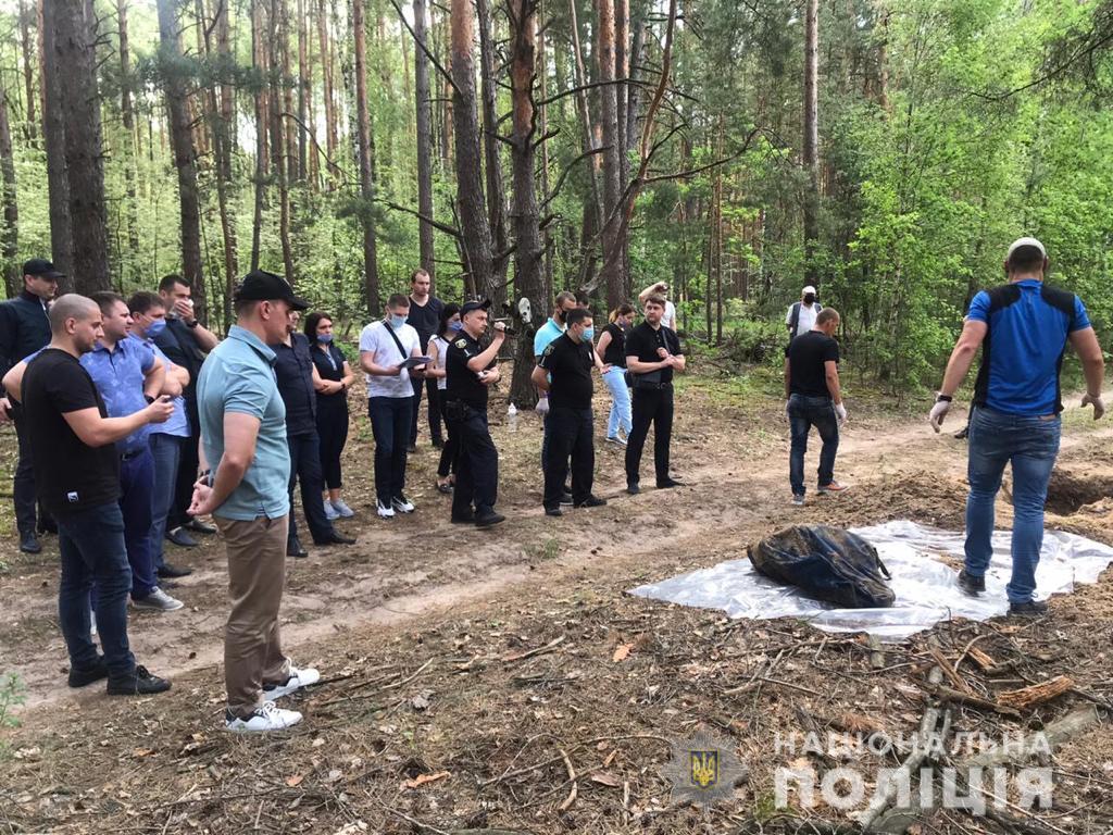 Полиция Киевщины проводит операцию по задержанию мужчины, убившего и закопавшего в лесу двух жителей Славутича (фото, видео)