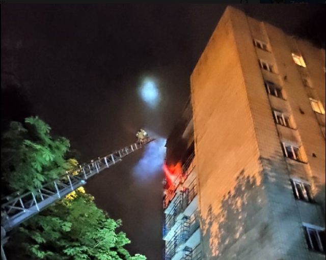 Во время ночного пожара в столичном общежитии спасатели эвакуировали двух студентов (фото)
