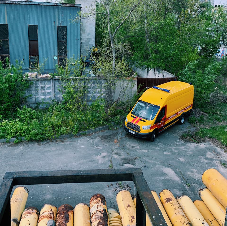 Неподалеку от рынка “Петровка” в Киеве сотрудники “Киевгаза” нашли три минометные мины (фото)