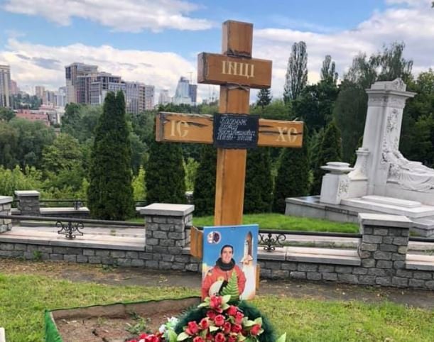 На могиле украинского космонавта Леонида Каденюка спустя 2,5 года после смерти нет памятника (фото)