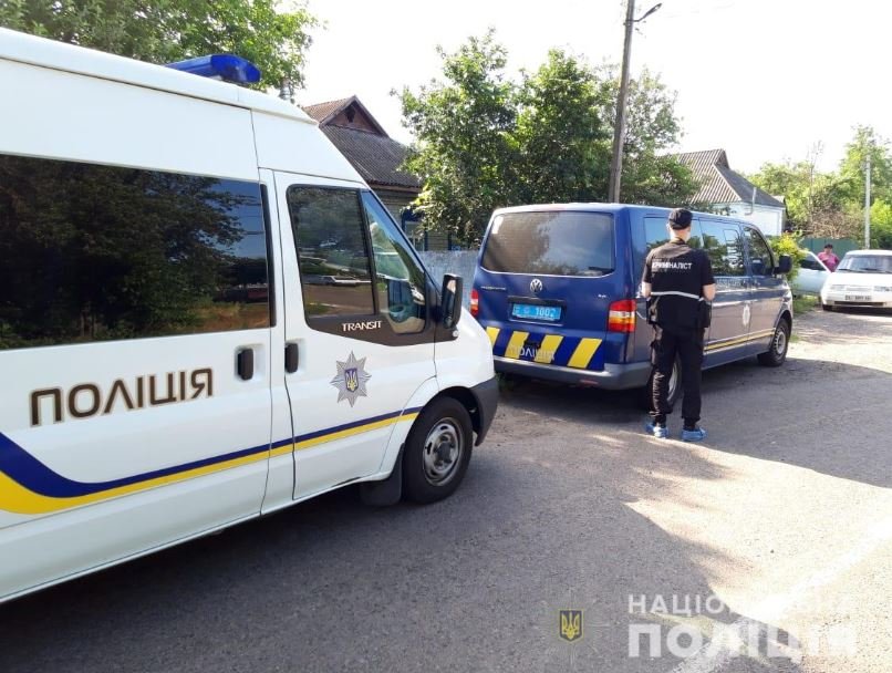 В гараже на Киевщине нашли тело мужчины с огнестрельным и ножевым ранением