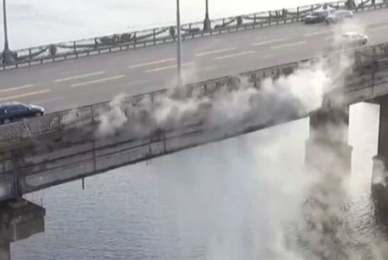 Столичные коммунальщики пообещали за несколько дней ликвидировать прорыв сетей под мостом Патона (видео)