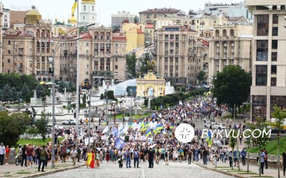 Участники митинга в поддержку Порошенко принесли шины под Офис президента Зеленского (фото, видео)