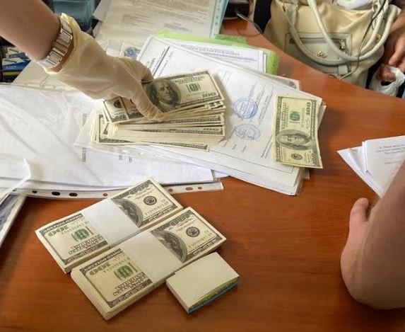 На взятке 30 тыс. долларов уличили землеустроителя за обещание выдать документы на два участка в Киевской области (фото)
