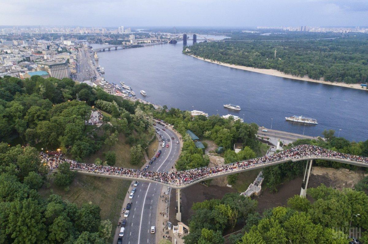 Суд обязал киевские власти разрешить ООО “Этрекс” проектировать отель под “мостом Кличко”