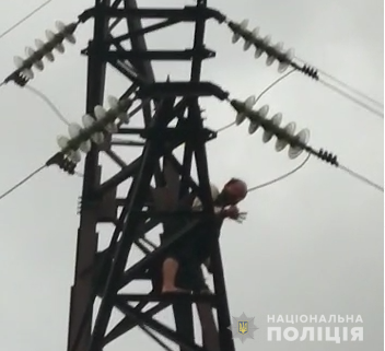 Часть Мироновки пришлось обесточить из-за пьяного молодого человека, забравшегося на высоковольтную вышку