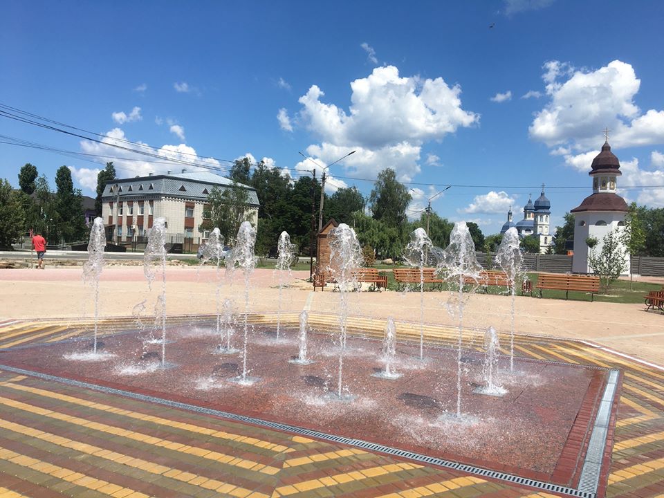 В Старых Петровцах на Киевщине открыли пешеходный фонтан (фото)