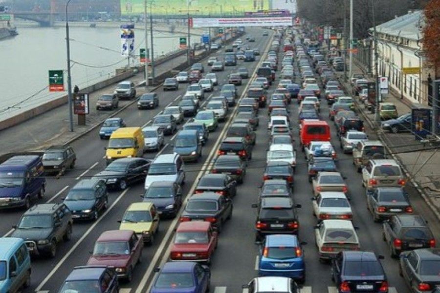 Перед выходными в Киеве образовались масштабные пробки и заторы