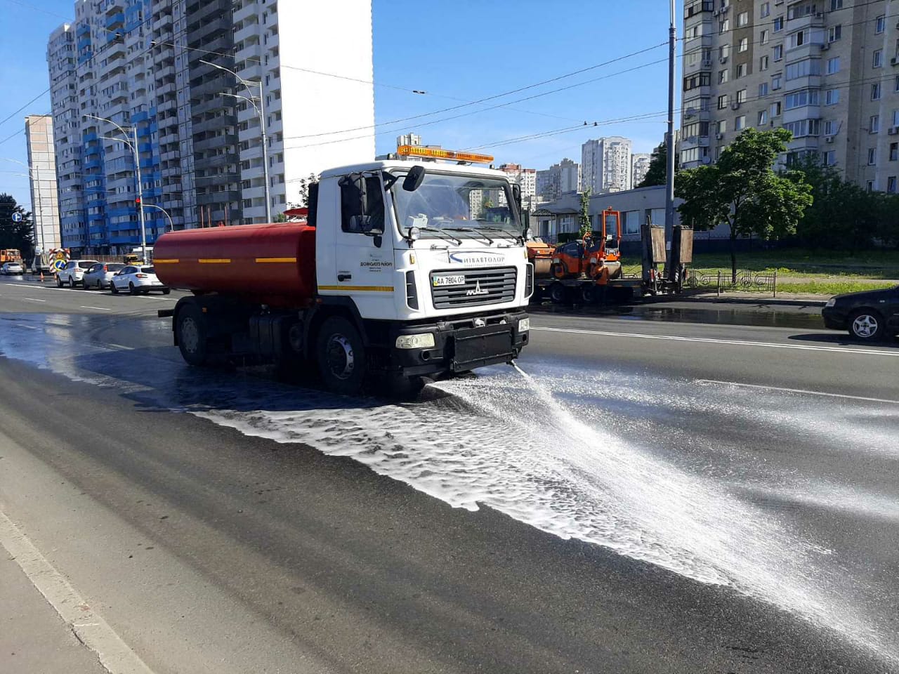 Во время жары в столице усиленно моют и убирают дороги и тротуары