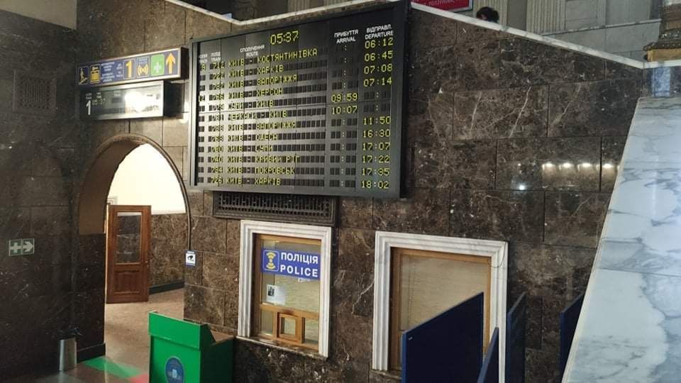 В столице после карантина открыли вокзал, а возобновление работы городской электрички отложили (фото)