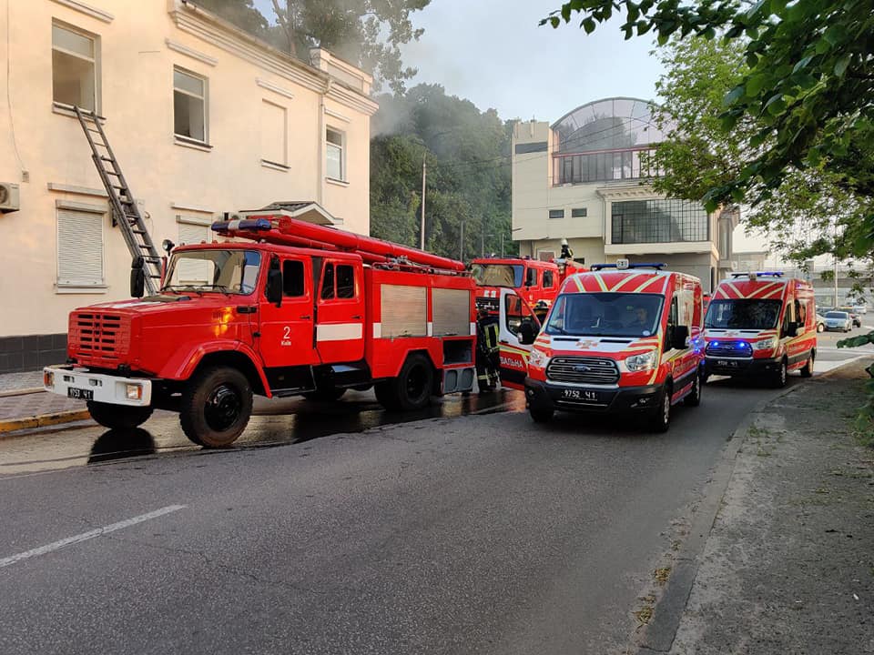 На Набережном шоссе в Киеве ночью горело здание Главного следственного управления Нацполиции (фото)