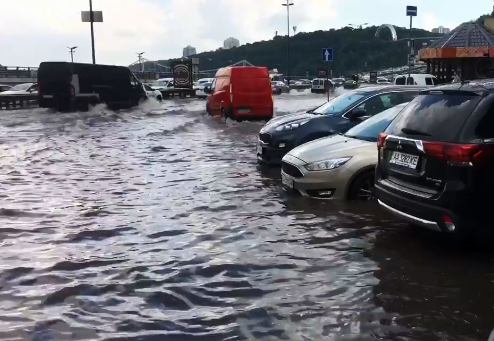 Улицы столичного Подола затопило после дождя (видео)
