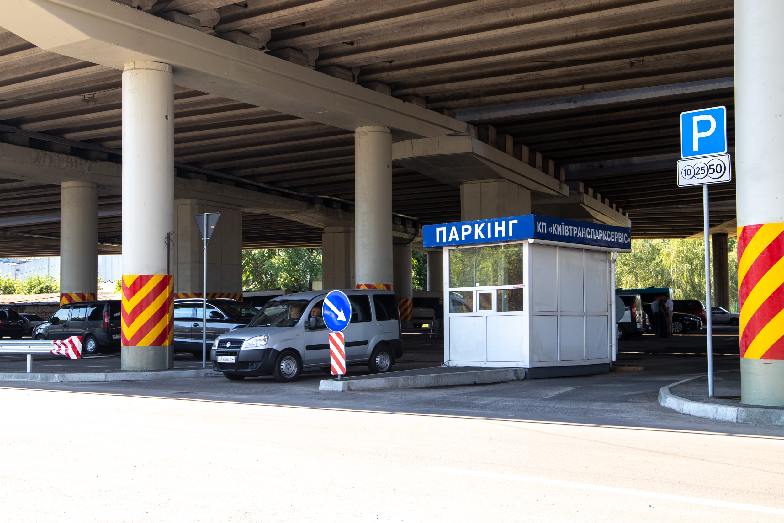 Около метро “Выдубичи” в Киеве заработал первый перехватывающий паркинг