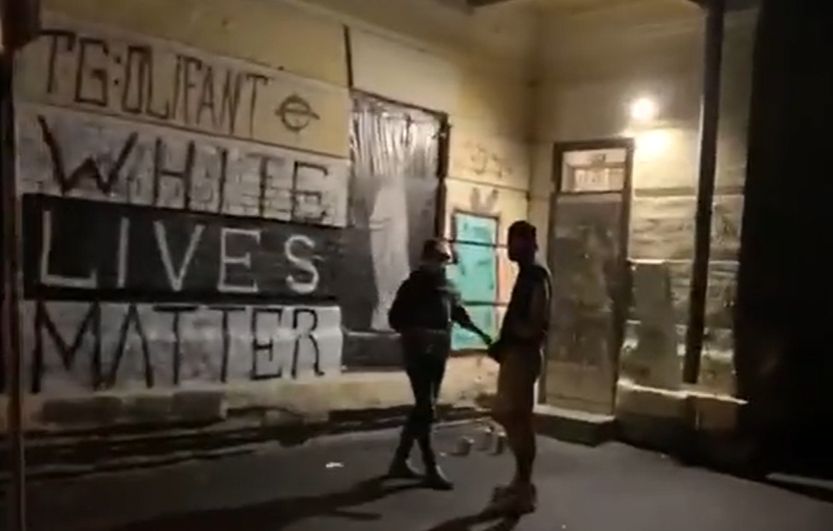 Кличко на улице Стрелецкой ночью поймал расписывающих стены граффитчиков (видео)