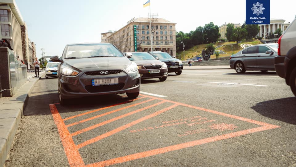 На дорогах Киева появилась оранжевая разметка с надписью “Место для любителей штрафов” (фото)