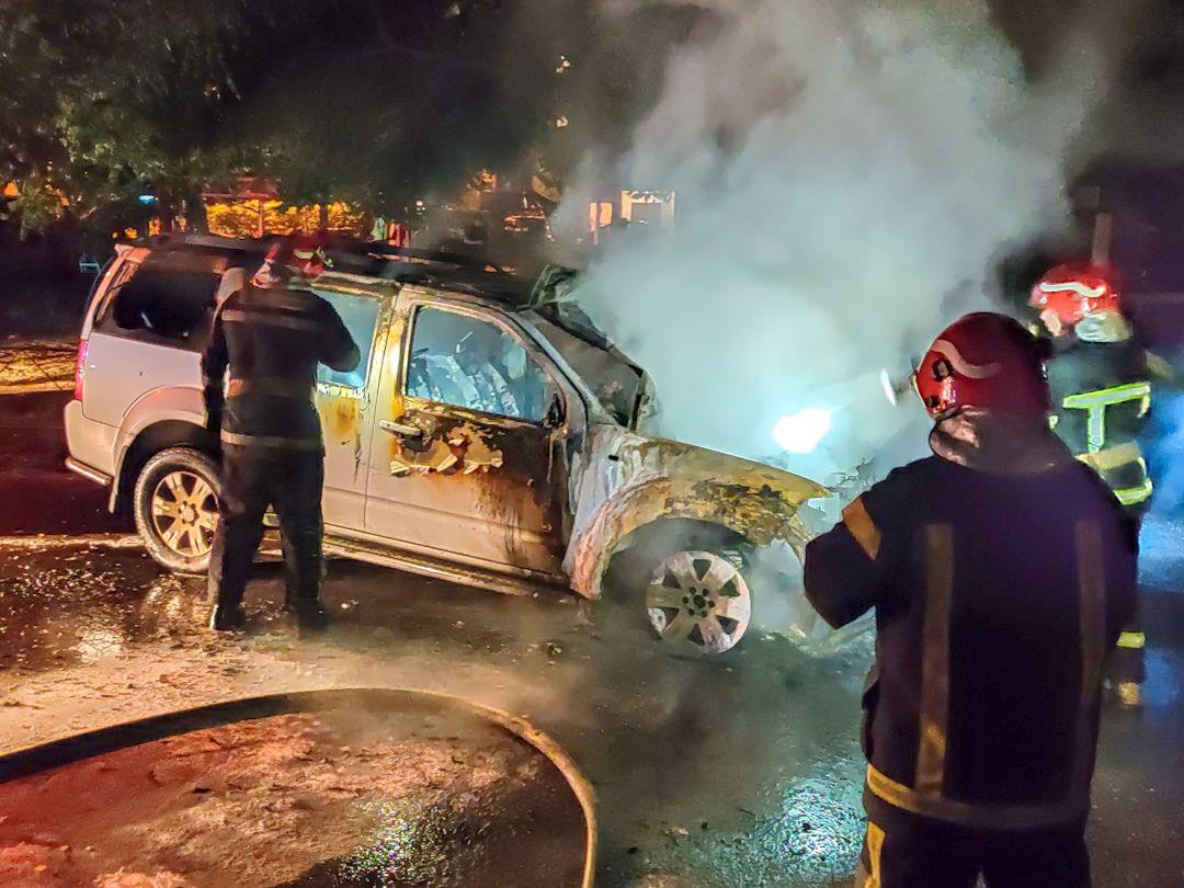 За ночь во дворах столичных многоэтажек сгорели два автомобиля (фото)