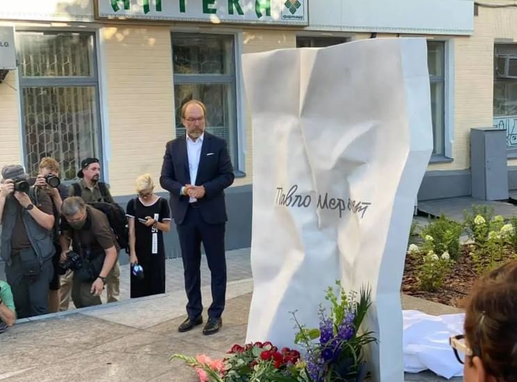 В Киеве открыли мемориал убитому журналисту Павлу Шеремету (фото)