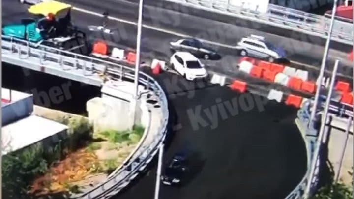 В Киеве водители, игнорируя ограждения, поехали по свежему асфальту на Шулявском путепроводе (видео)