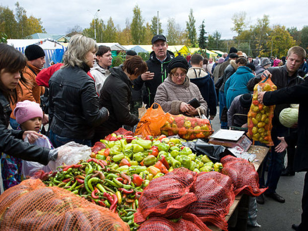 Полиция Киева и Дарницкая РГА возьмутся за стихийный рынок на улицах Пасхалина и Чубинского